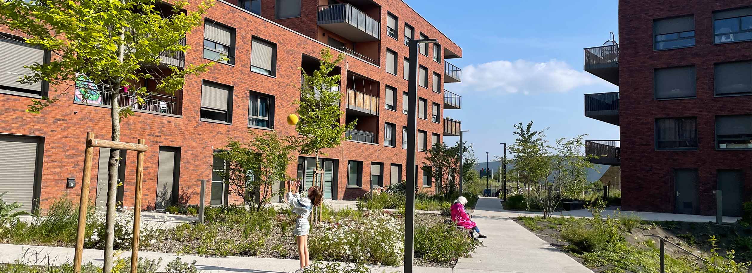programme de logements reflets rivéo à marquette lez lille avec des habitants dans un espace vert