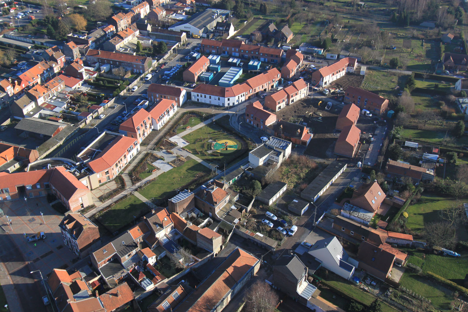 Ville Renouvelée a aménagé le centre de Lezennes en faisant une extension. Création d'un lotissement, viabilisation des terrains, aménagement des espaces publics au cœur de la ville.