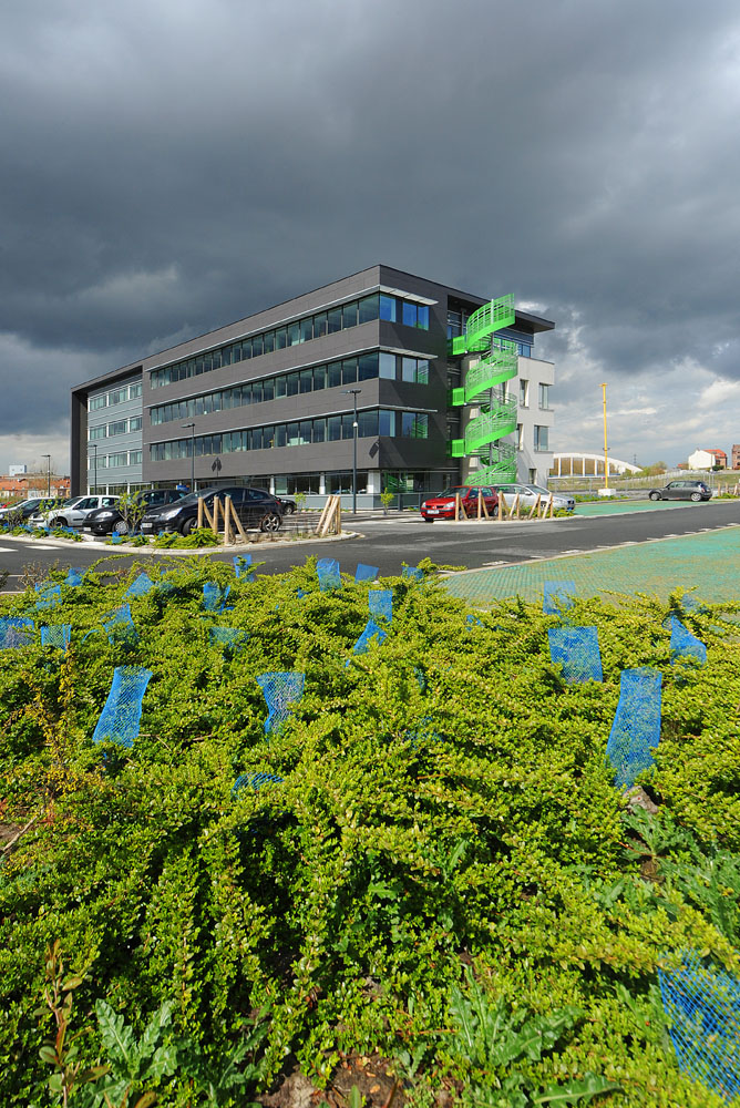 Aménagement du parc tertiaire Riveo à Marquette Lez Lille en bords de Deule bâtiments bureaux