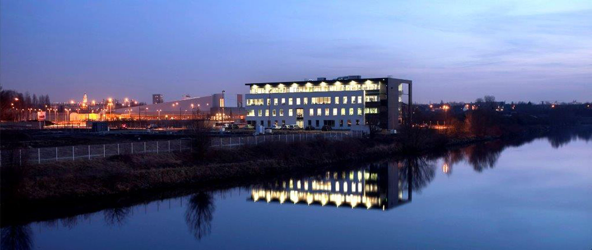 Aménagement du parc tertiaire Riveo à Marquette Lez Lille en bords de Deule bâtiments bureaux vue de nuit