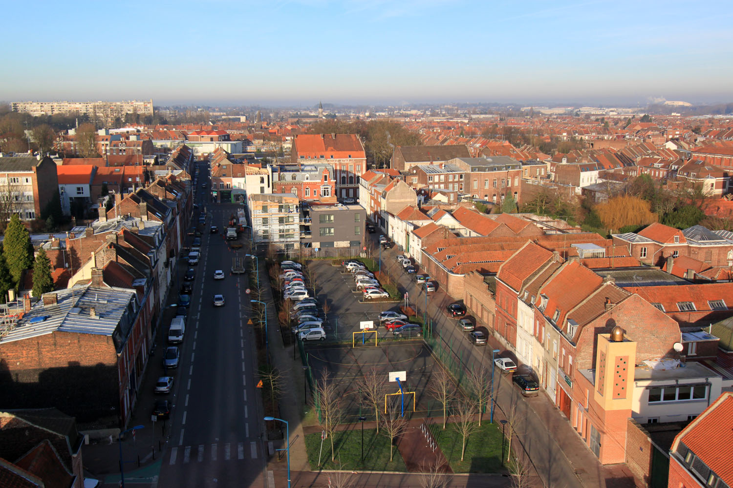 Sur 6,6 hectares, démolitions de plusieurs rangs d’habitation pour la création et l’élargissement de voiries structurantes du centre-ville, extension du jardin botanique et création de foncier à vocation d’habitat (30 000m2 SHON), réalisation de 195 logements (162 collectifs et 33 individuels).