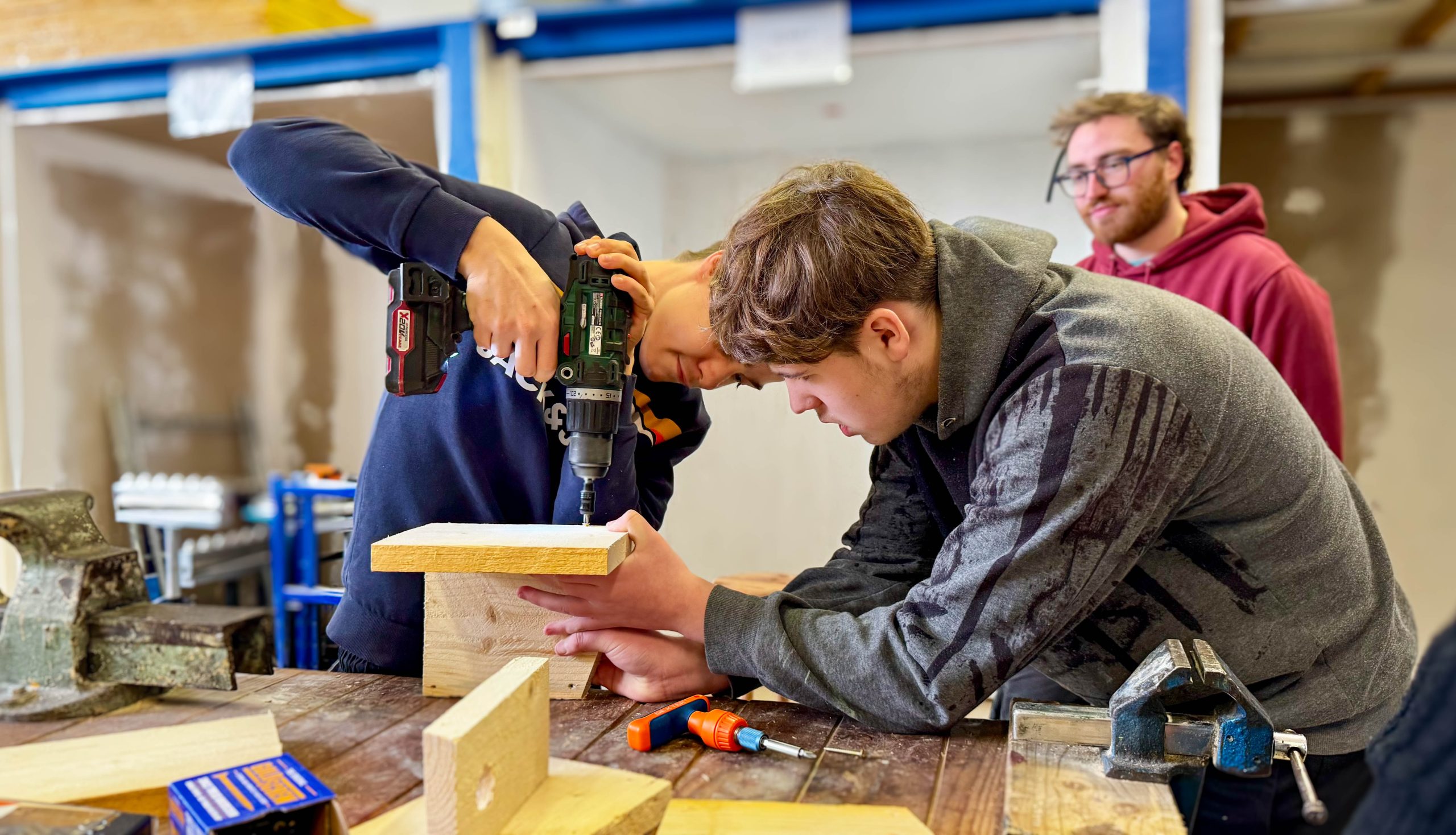 es collégiens fabriquent des nichoirs pour le quartier de la Bourgogne à Tourcoing