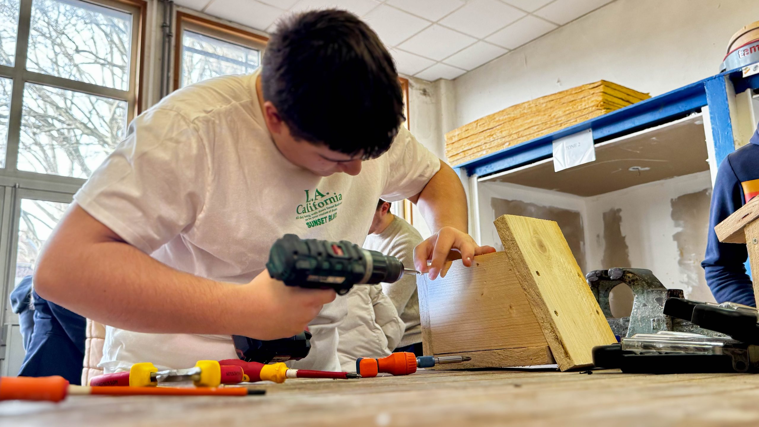 es collégiens fabriquent des nichoirs pour le quartier de la Bourgogne à Tourcoing