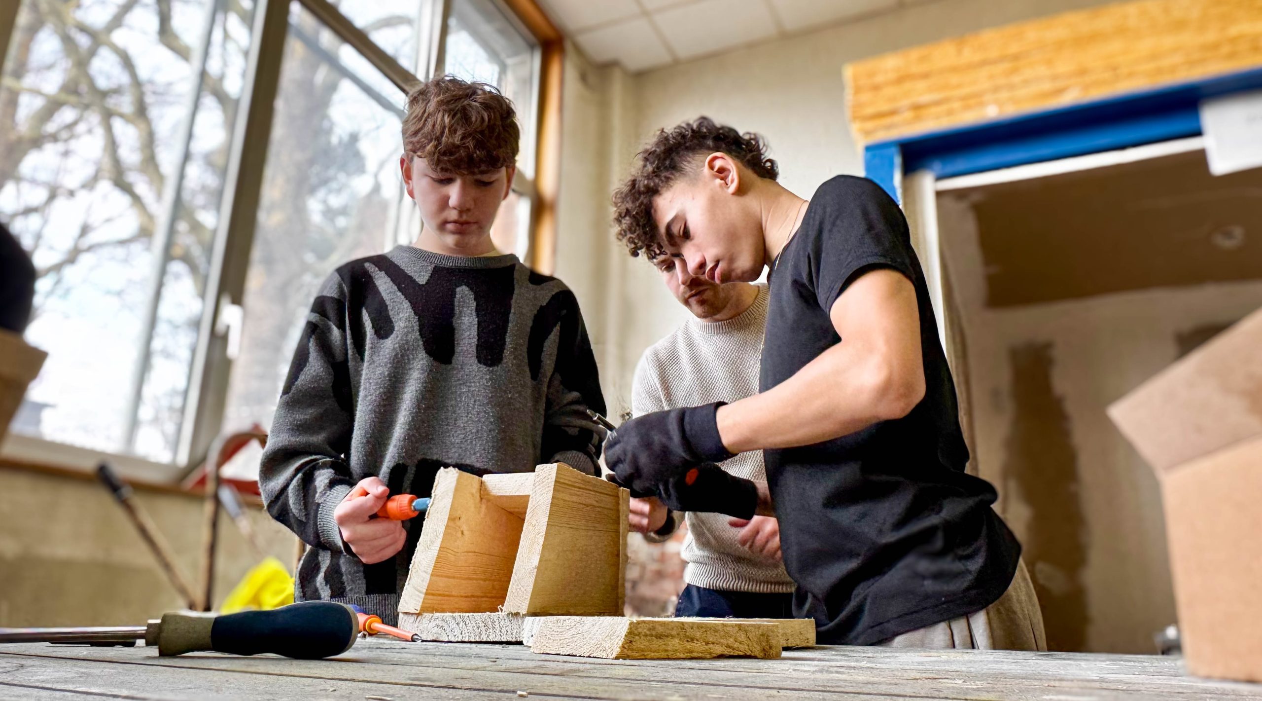 es collégiens fabriquent des nichoirs pour le quartier de la Bourgogne à Tourcoing
